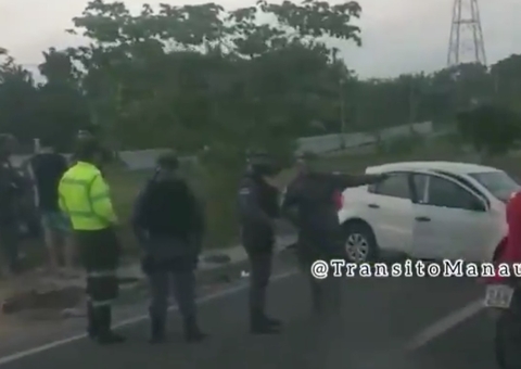 Carros ficam destruídos em acidente na avenida das Torres, em Manaus
