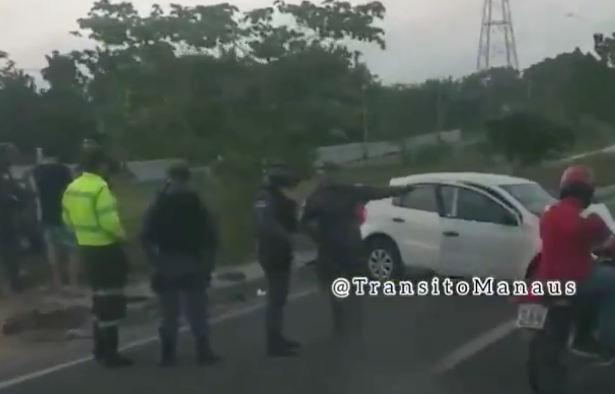 Carros ficam destruídos em acidente na avenida das Torres, em Manaus