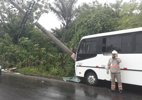 Durante chuva, ônibus com trabalhadores bate em poste de energia em Manaus