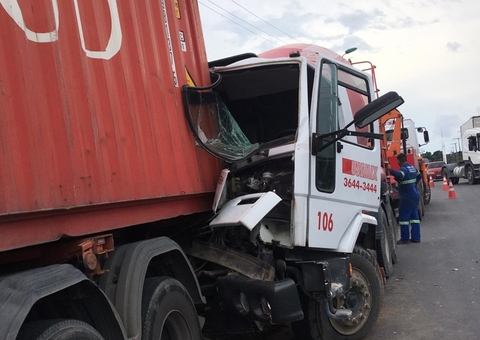 Acidente: Betoneira descontrolada atinge caminhão e carreta em Manaus