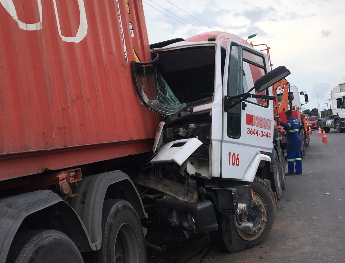 Acidente: Betoneira descontrolada atinge caminhão e carreta em Manaus