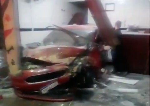 Carro invade pet shop em grave acidente na avenida de Manaus; vídeo