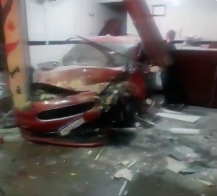 Carro invade pet shop em grave acidente na avenida de Manaus; vídeo