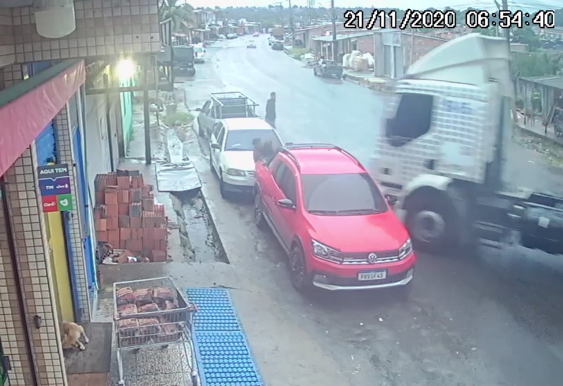 Carreta derrapa na pista e casal se salva por um milagre em Manaus; vídeo