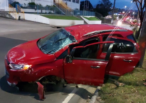 Carro fica destruído após capotar em avenida de Manaus
