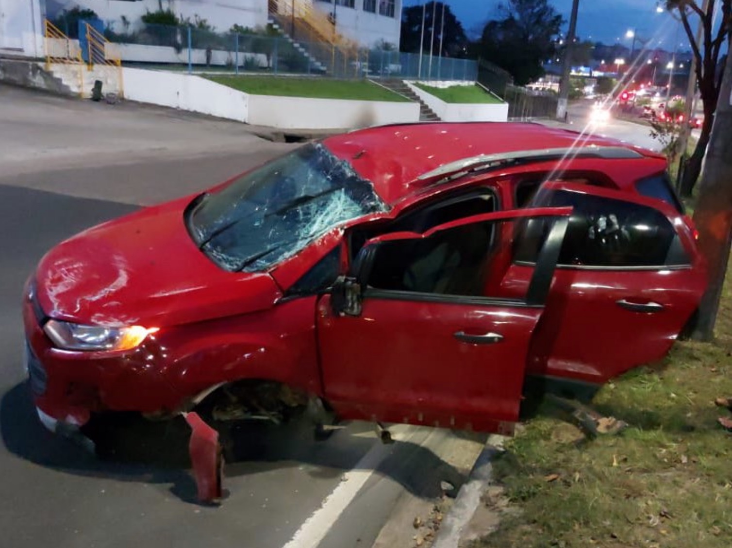 Carro fica destruído após capotar em avenida de Manaus