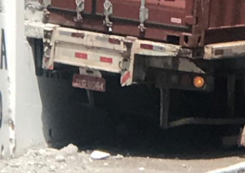 Vídeo: Caminhão quebra muro de universidade durante acidente em Manaus