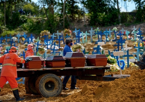 Manaus faz pedido emergencial para construção de 22 mil covas