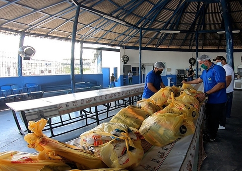 Oito toneladas de alimentos vão ser distribuídas em Manaus
