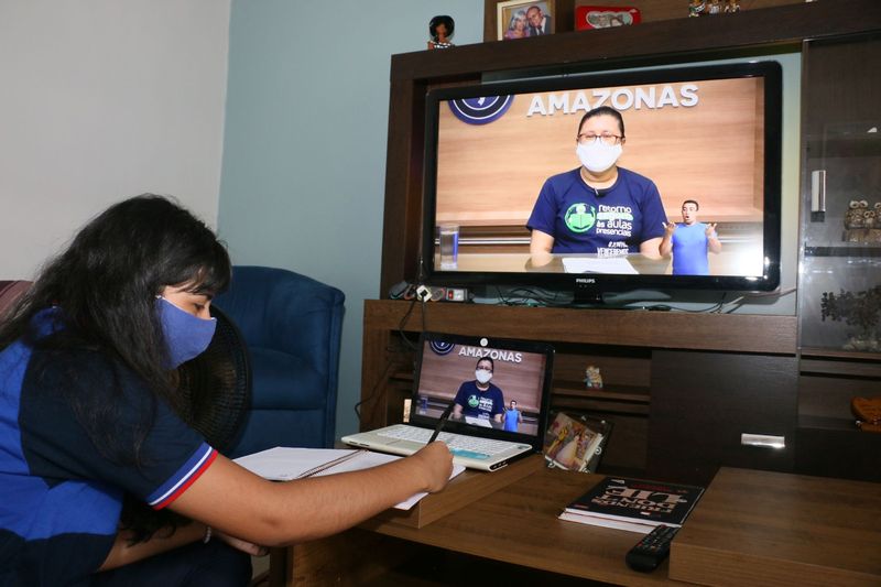 Estudantes de Manaus voltam ao 'Aula em Casa' durante eleições