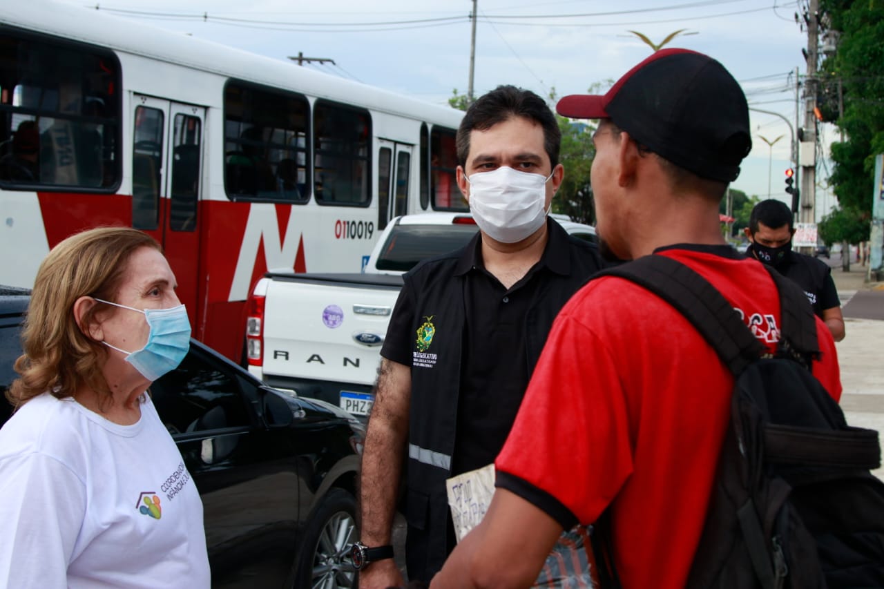 Órgãos de proteção a jovens realizam ação nos semáforos de Manaus