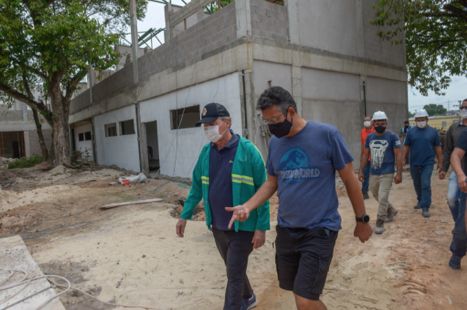 ‘Prefeito tem de estar na rua’, diz Arthur Neto em visita a obras em Manaus