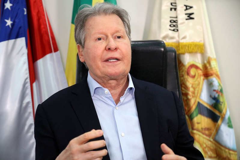 Prefeito de Manaus garante repasse do Fundeb a professores