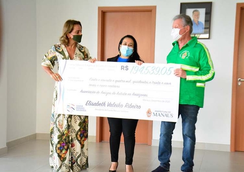 OSCs contempladas em edital de Fomento recebem cheques em Manaus