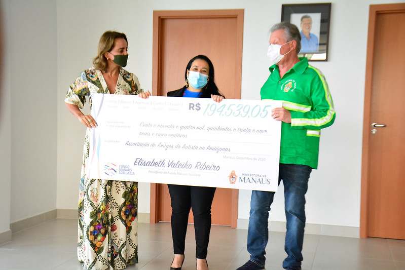 OSCs contempladas em edital de Fomento recebem cheques em Manaus