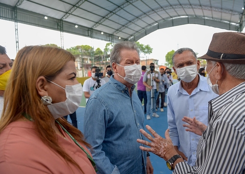 Prefeito de Manaus entrega quadra poliesportiva a moradores do Coroado
