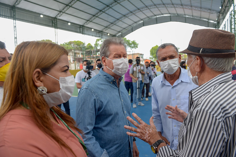 Prefeito de Manaus entrega quadra poliesportiva a moradores do Coroado