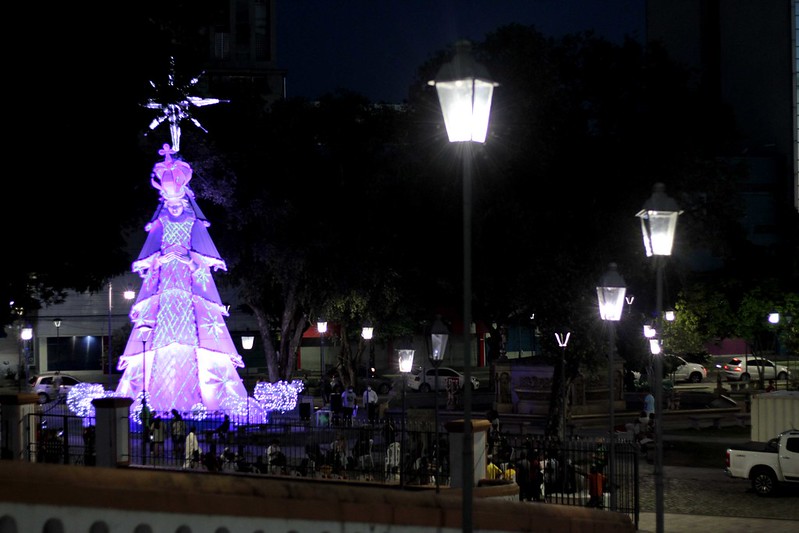 Prefeitura acende 1ª das quatro grandes árvores natalinas de Manaus