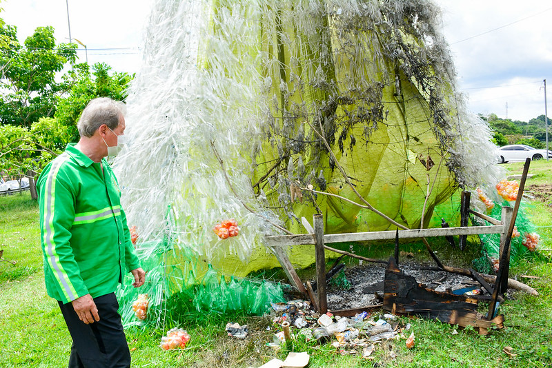 Árvore de Natal da prefeitura de Manaus é alvo de vandalismo