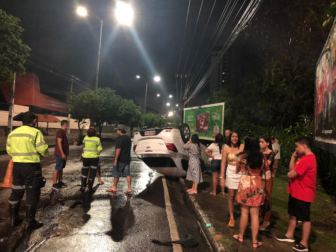 Motorista perde o controle e capota carro em avenida de Manaus