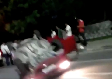 Acidente: Carro capota em avenida de Manaus; vídeo