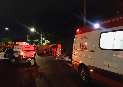 Veja vídeos do acidente do micro-ônibus que capotou ao desviar de racha