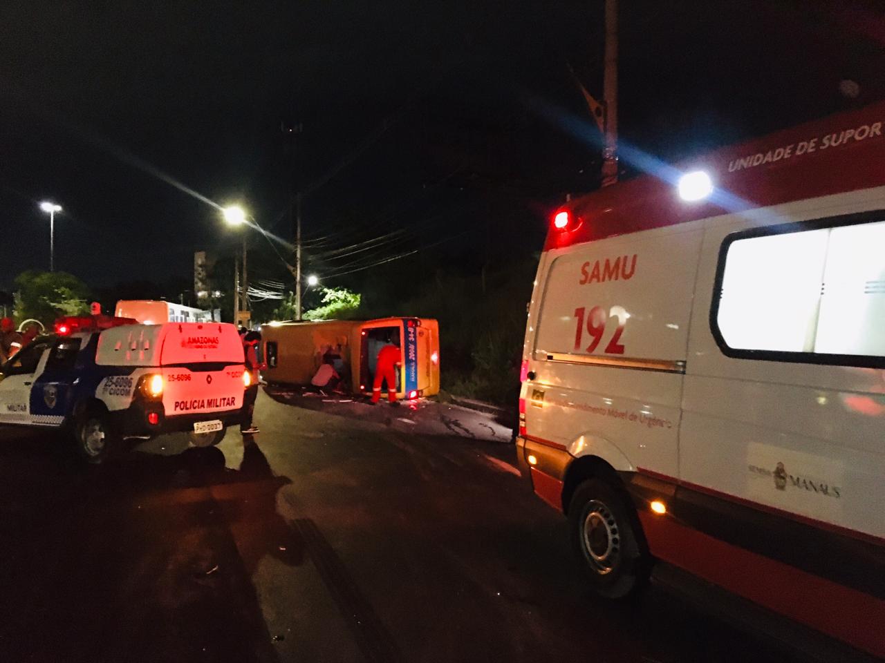 Veja vídeos do acidente do micro-ônibus que capotou ao desviar de racha
