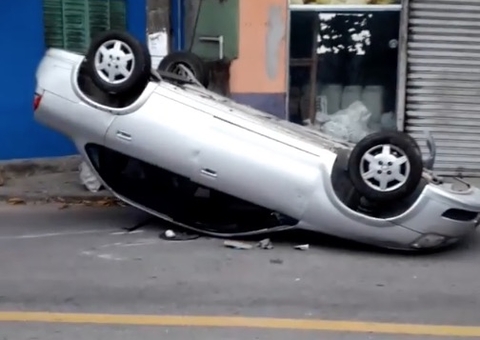 Motorista é detido após carro capotar em Manaus