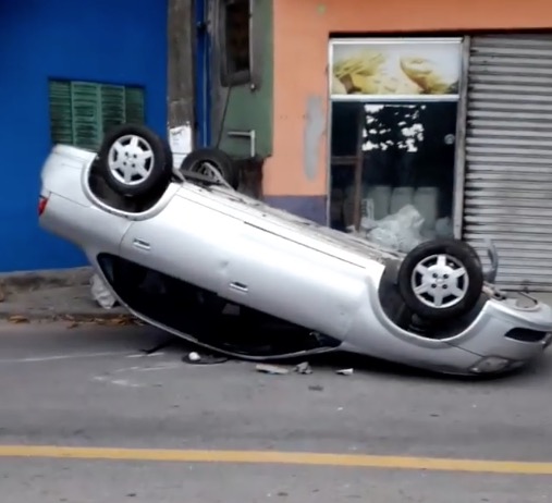 Motorista é detido após carro capotar em Manaus