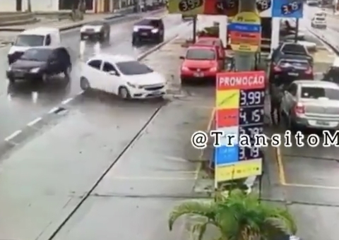 Carro invade posto de gasolina e quase atropela frentista em Manaus