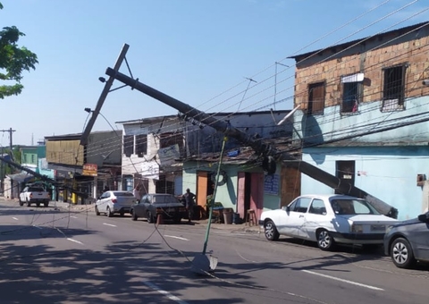 Carreta fica presa em fios e arranca poste em avenida de Manaus