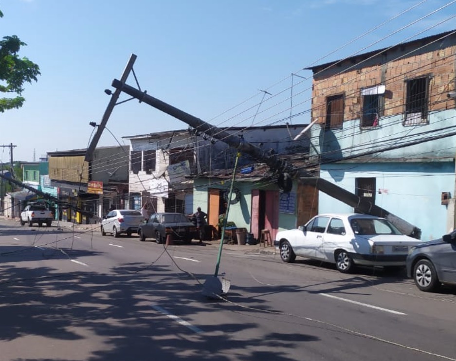 Carreta fica presa em fios e arranca poste em avenida de Manaus