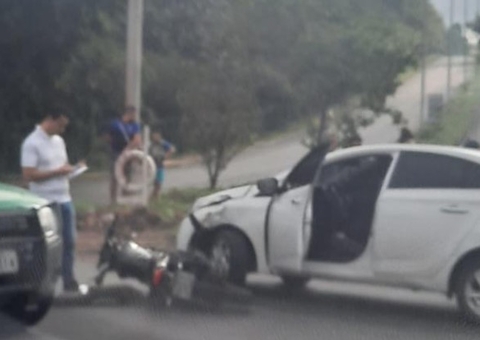 Acidente violento entre carro e motocicleta deixa homem ferido em Manaus 