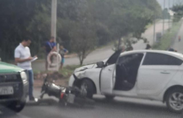 Acidente violento entre carro e motocicleta deixa homem ferido em Manaus 