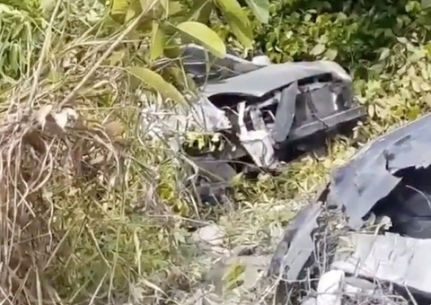 Veterinária fica ferida após carro desgovernado cair em barranco em Manaus