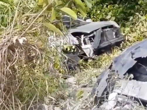 Veterinária fica ferida após carro desgovernado cair em barranco em Manaus