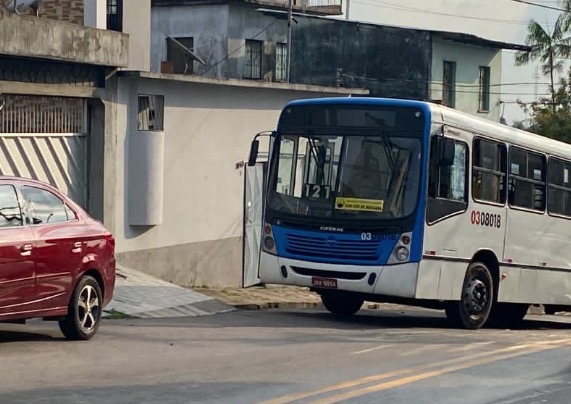 Mulher morre ao ser atropelada por ônibus em ladeira de Manaus