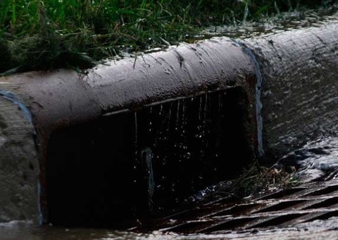 Casa desaba e bueiro se rompe durante temporal em Manaus