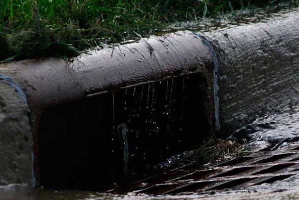 Casa desaba e bueiro se rompe durante temporal em Manaus