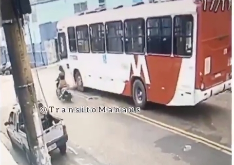Vídeo: ônibus derruba e passa por cima de motocicleta em Manaus