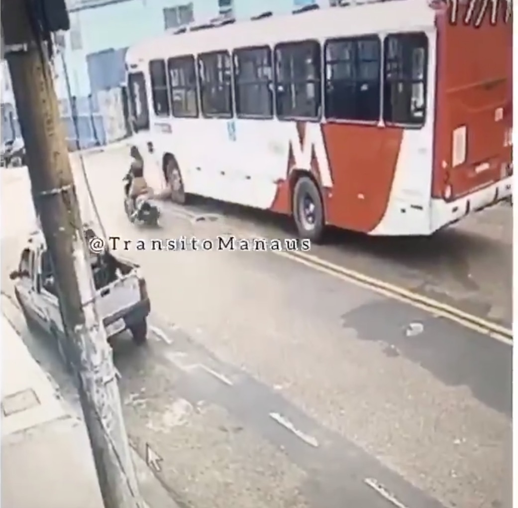 Vídeo: ônibus derruba e passa por cima de motocicleta em Manaus