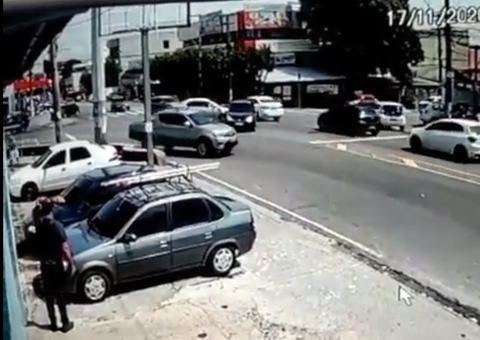 Carros se chocam em avenida de Manaus; veja vídeo 