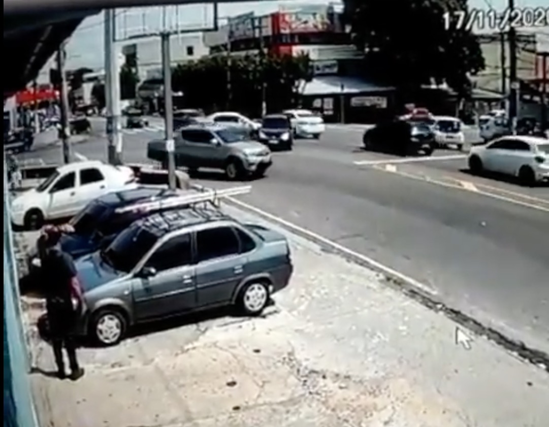 Carros se chocam em avenida de Manaus; veja vídeo 
