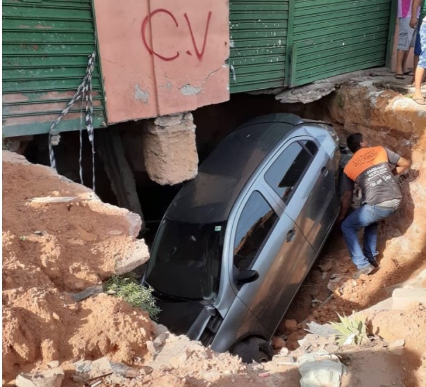 Carro é arremessado para dentro de cratera após colisão em Manaus