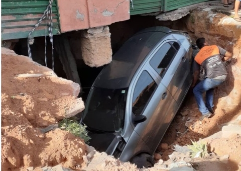 Carro é arremessado para dentro de cratera após colisão em Manaus
