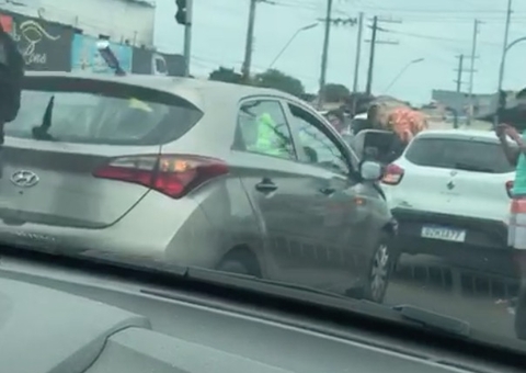Motorista provoca engavetamento ao tentar conferir outro acidente em Manaus