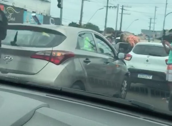 Motorista provoca engavetamento ao tentar conferir outro acidente em Manaus