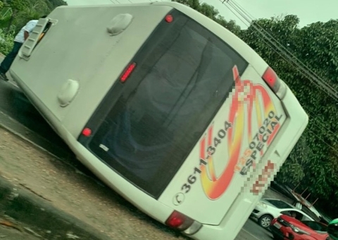 Micro-ônibus tomba no meio de avenida e motorista fica ferido em Manaus