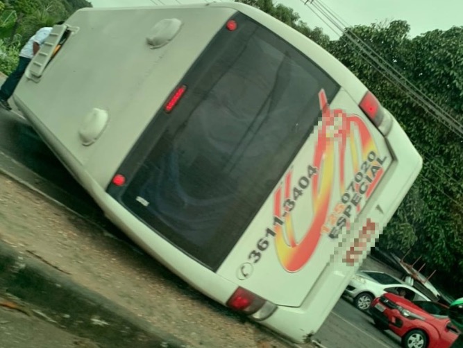 Micro-ônibus tomba no meio de avenida e motorista fica ferido em Manaus