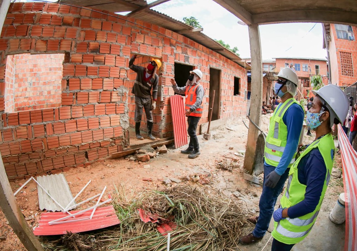 Governo do Amazonas vistoria construções irregulares em unidade do Prosamim